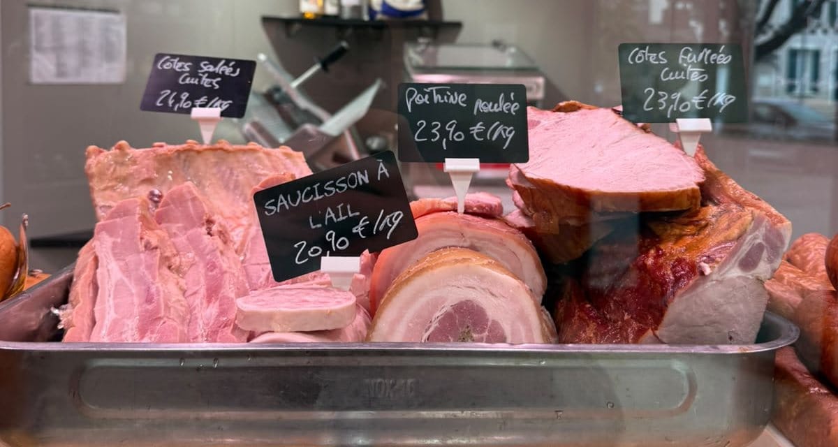 Charcuteries cuites de la maison : côtes salées et fumées, poitrine roulée et saucisson à l'ail
