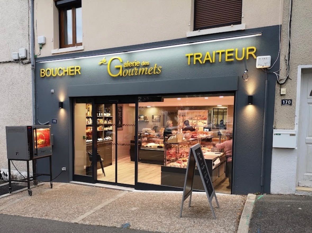 La devanture de La Galerie des Gourmets, boucherie-traiteur place de la Mairie à Charly