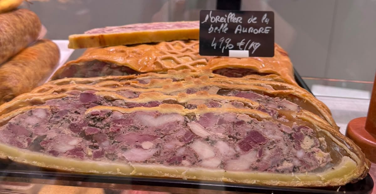 L'oreiller de la belle Aurore, grand pâté en croûte tranché, en vitrine charcuterie