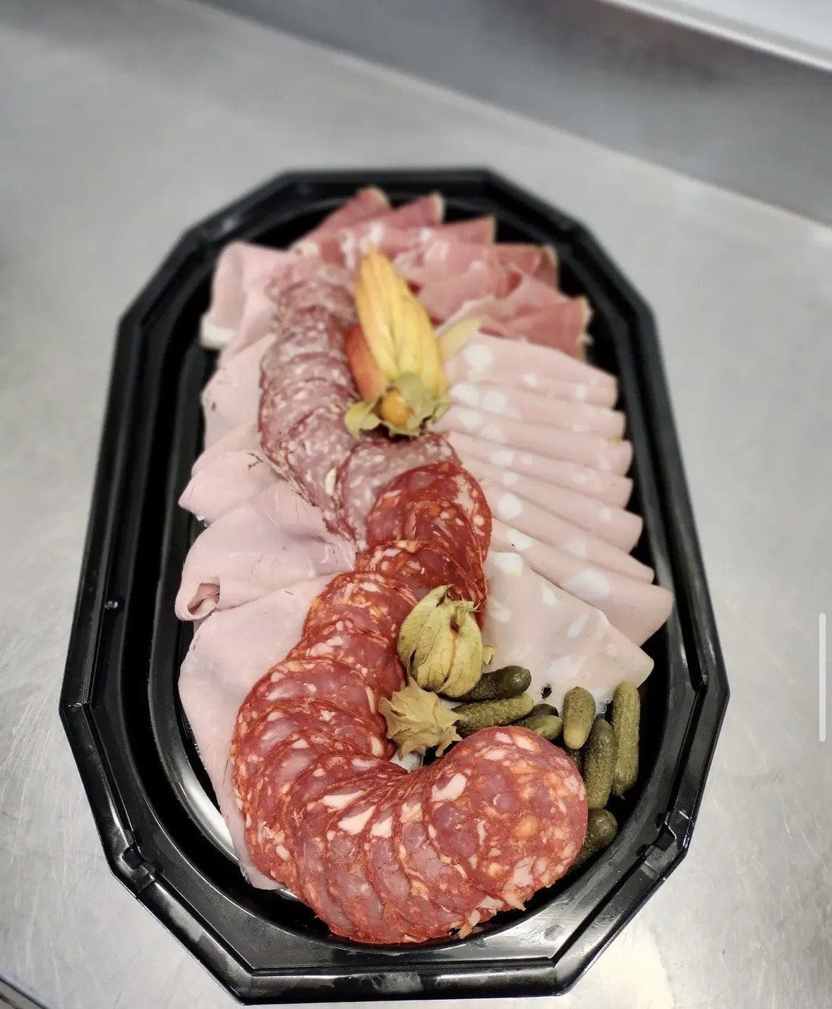 Plateau de charcuterie : rosette, jambon blanc, saucisson sec et cornichons