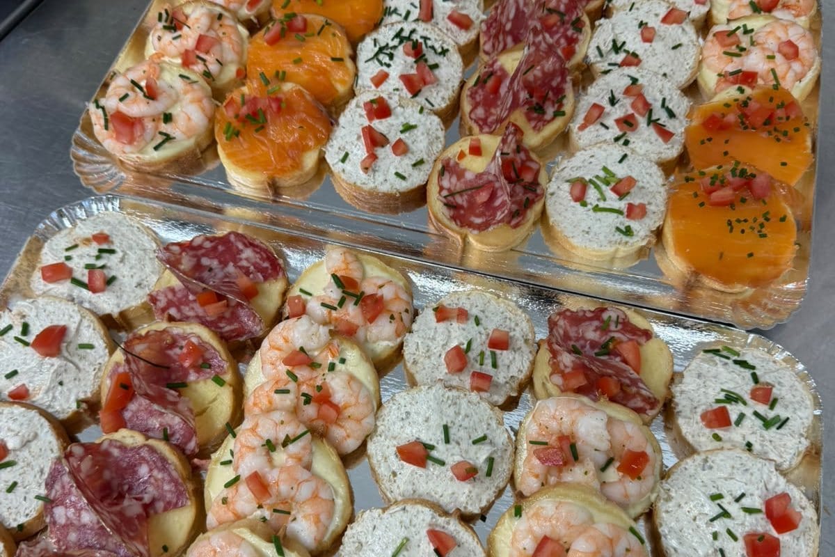 Deux plateaux de toasts apéritifs préparés par la maison : crevettes, saumon fumé, rosette et rillettes, tomate et ciboulette