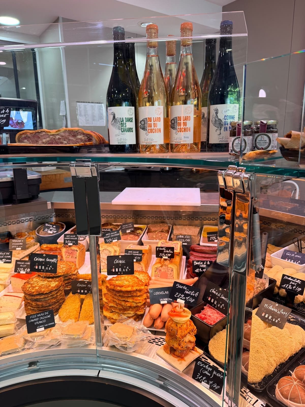 Vitrine charcuterie : pâtés en croûte, terrines, foie gras de canard, cervelas et criques
