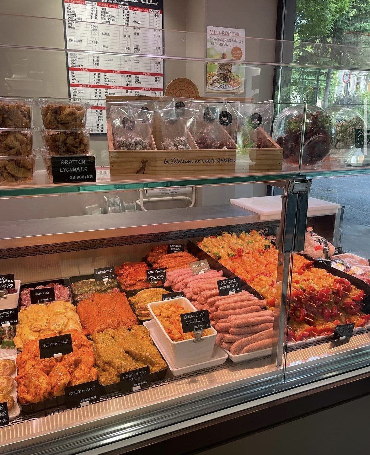 Vitrine réfrigérée de préparations marinées : brochettes, merguez, saucisses et viandes assaisonnées