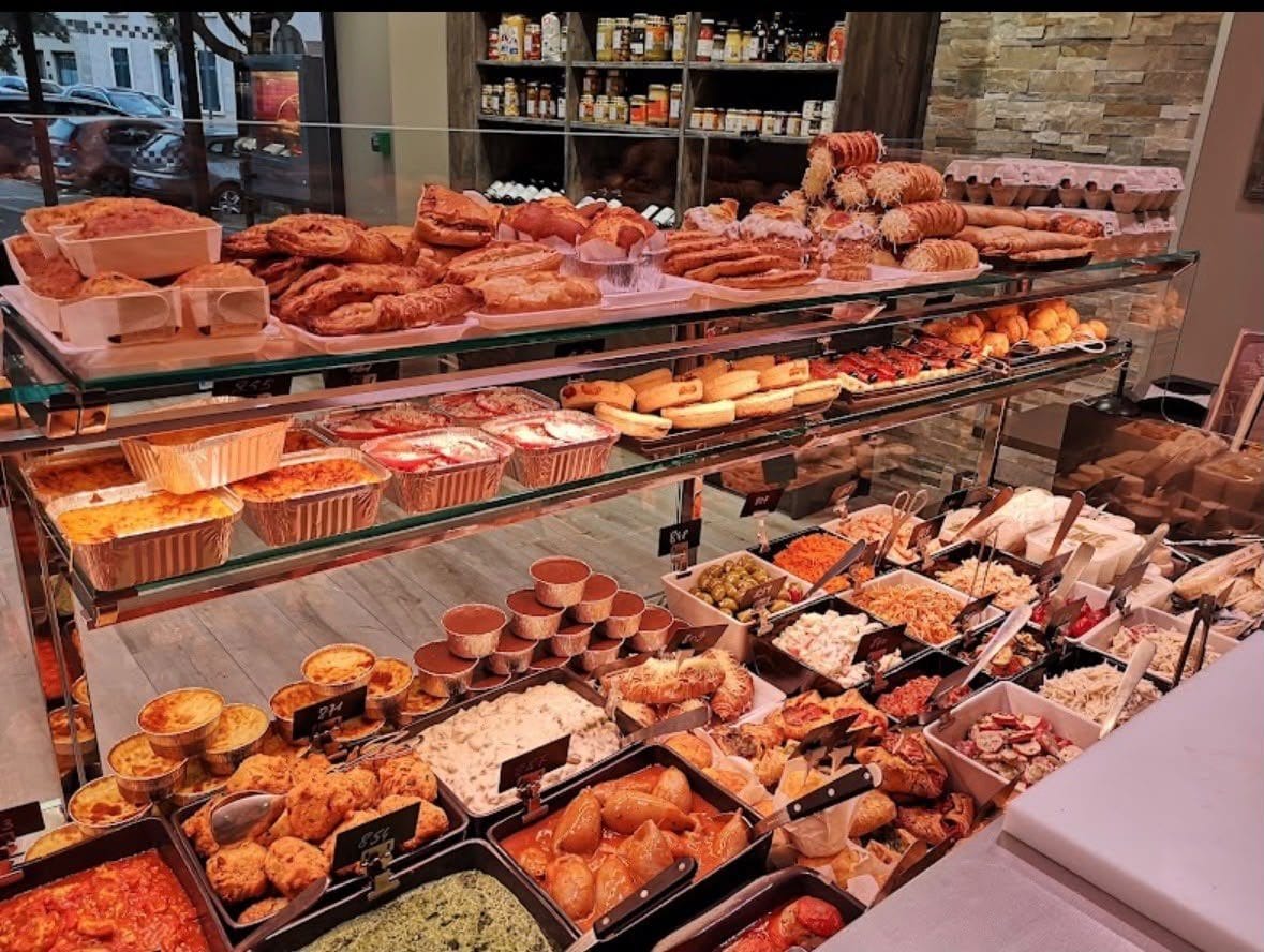 La vitrine traiteur garnie de gratins, salades, feuilletés et préparations maison