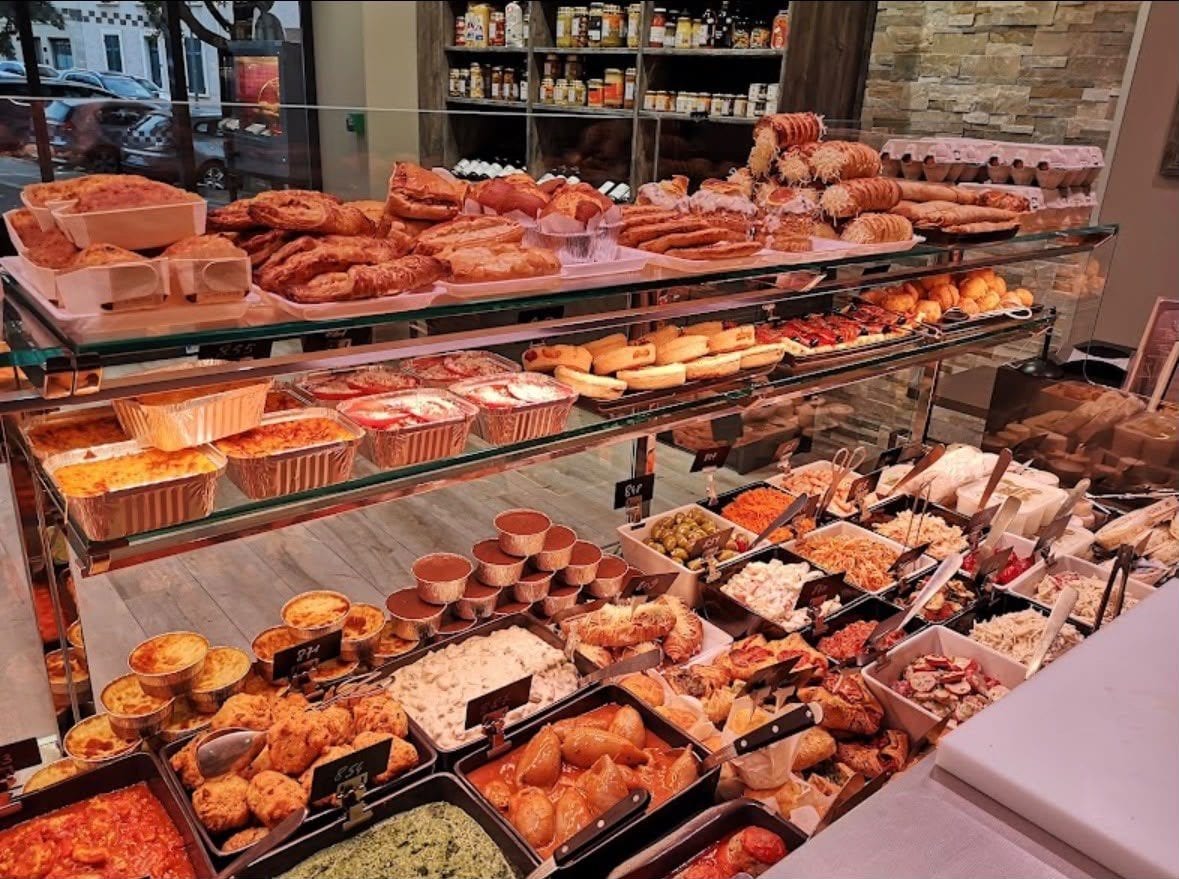 Détail de la vitrine traiteur : tourtes, feuilletés dorés et salades préparées le jour même