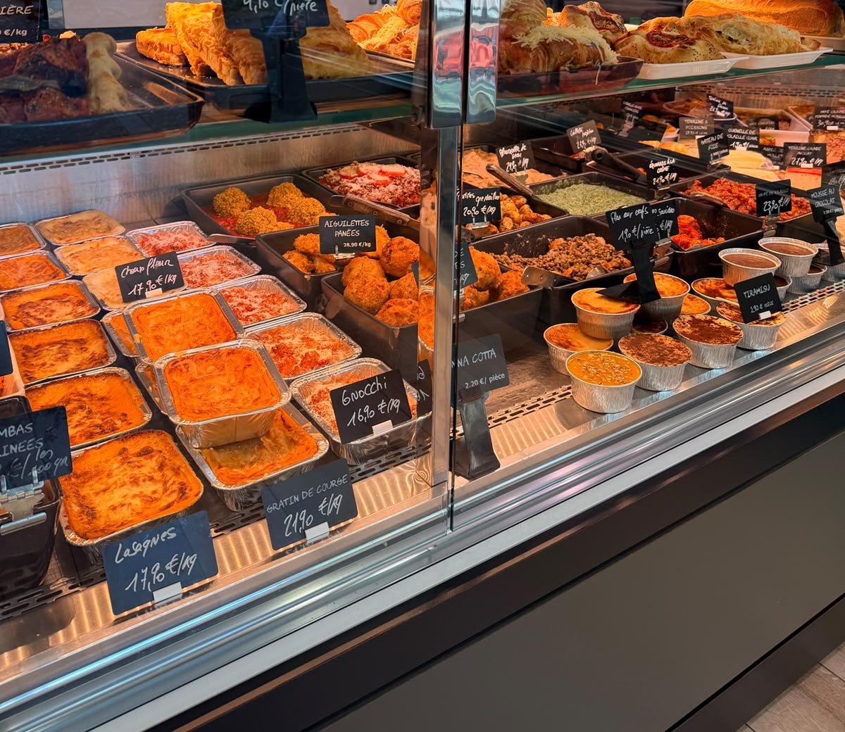 La vitrine traiteur : lasagnes, gratins de courge et plats cuisinés en barquettes, prêts à réchauffer