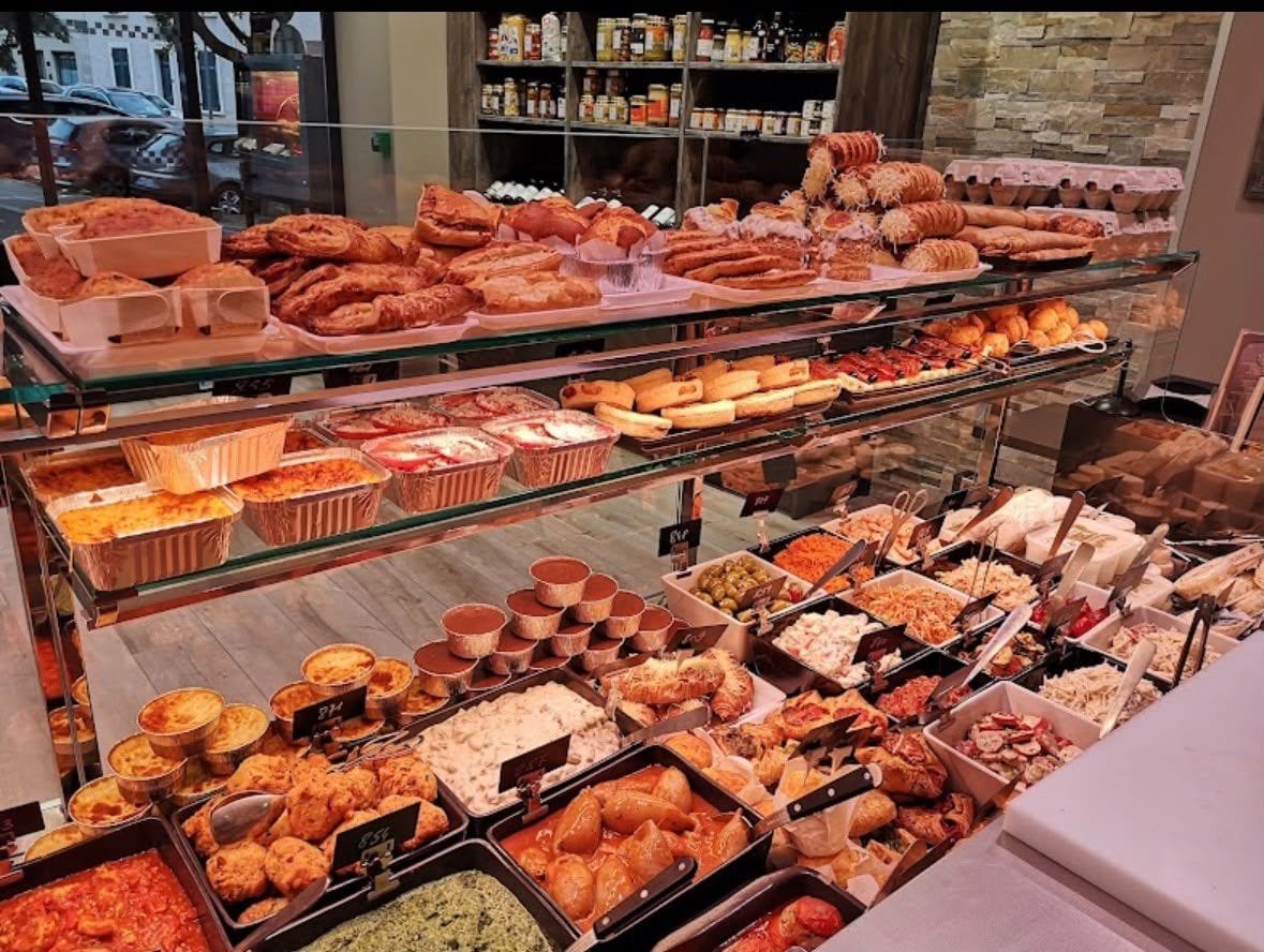 La vitrine traiteur garnie de gratins, salades, feuilletés et préparations maison